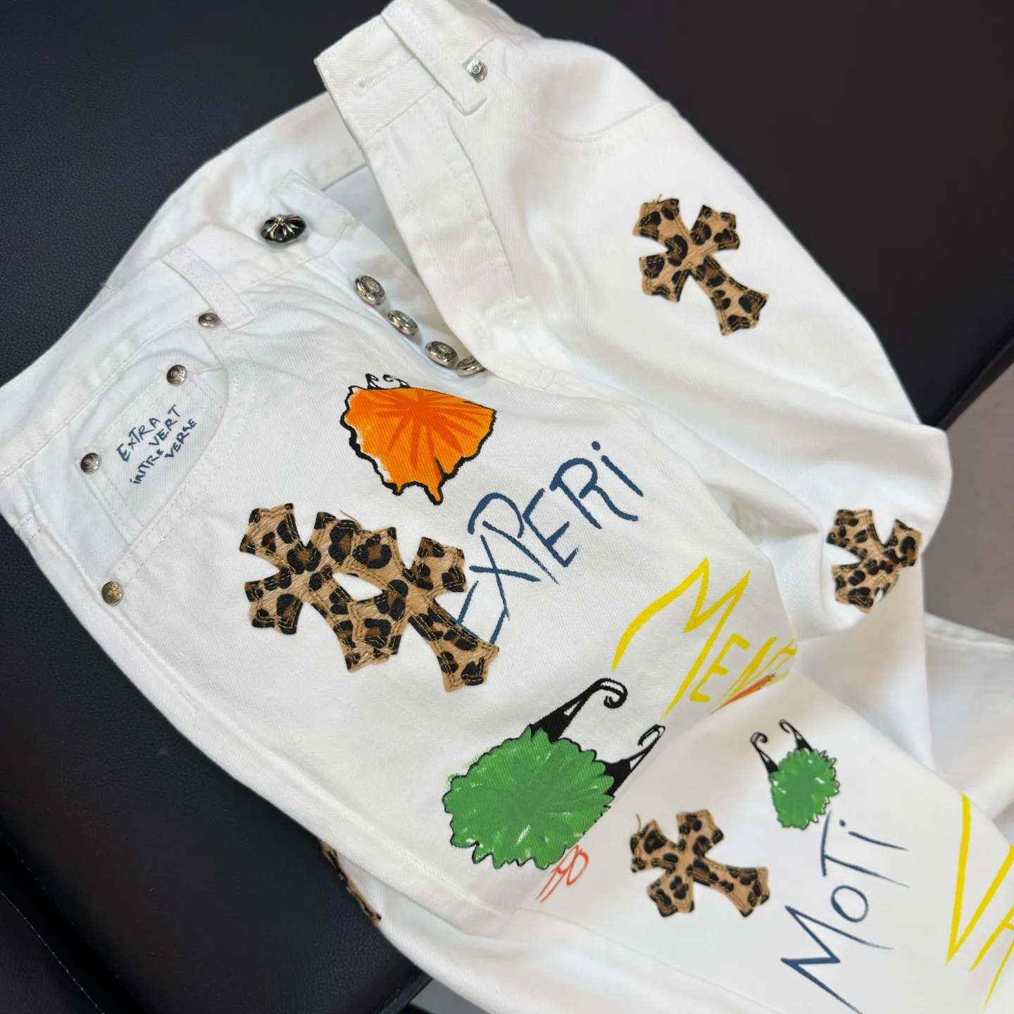 P260 model number: D336 Chrome Hearts Chrome Hearts straight casual white graffiti leopard print leather jeans SIZE #28-34 Full of graffiti breaks the monotony of white pants. It is like wearing a painting on your body.